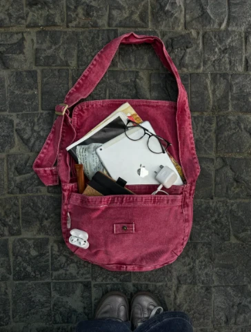 RASPBERRY WASHED SIDE BAG