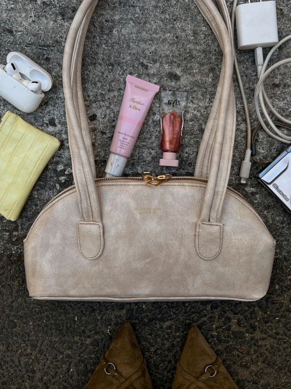 BAGUETTE LEATHER BAG Oat Milk